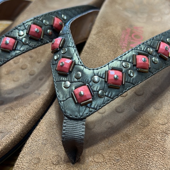 Vionic Florina style sandals. Leather straps/croc print w/coral beads. Size 8. - Picture 2 of 16